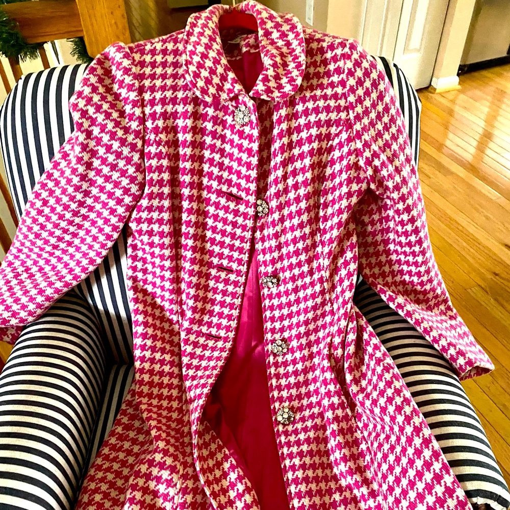 Lilly Pulitzer , pink and whit houndstooth coats. Size small, busy 34 D